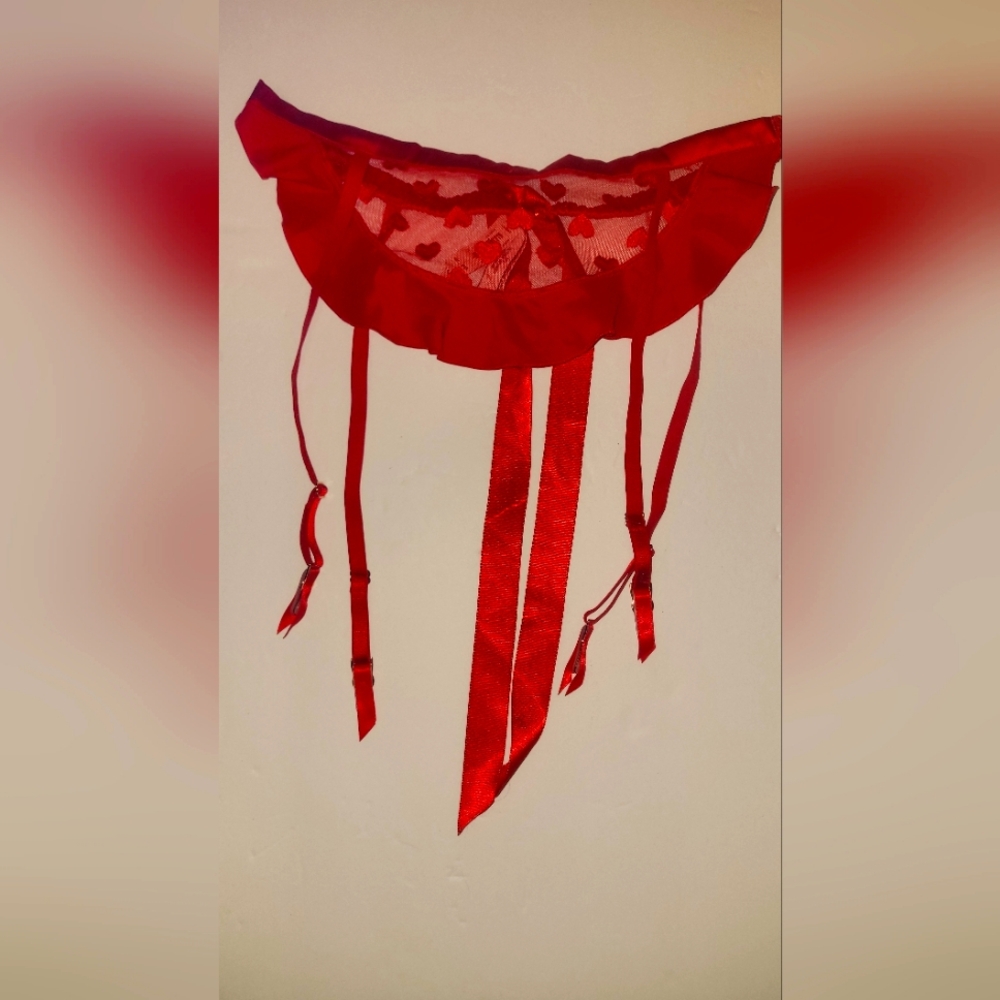 !!!VALENTINES !!WOMENS RED HEART LACE VICTORIA SECRET GARTER BELT NWT SZ M/L